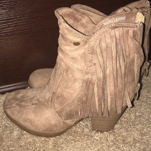 Woman’s brown boots size 6
